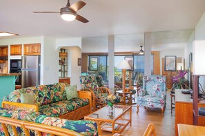 Appart'hôtel, plusieurs lits, véranda, vue océan (Sunset View at Kahaluu Bay Villas) | Coin séjour