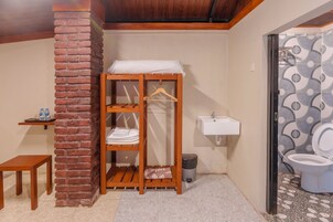 Habitación de diseño | Baño | Ducha, toallas, jabón y champú