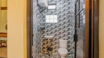 Deluxe Double Room | Bathroom | Shower, towels, soap, shampoo