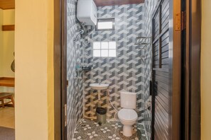 Deluxe Double Room | Bathroom | Shower, towels, soap, shampoo