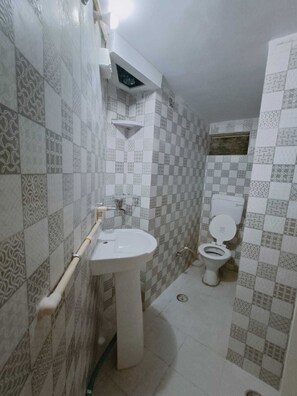 AC Double Sharing | Kamar mandi