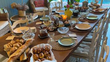 Frukost med lokala rätter varje dag mot avgift