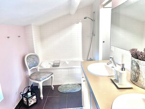 Chambre Double Deluxe, salle de bains privée, vue jardin | Salle de bain | Douche, sèche-cheveux, serviettes fournies, savon