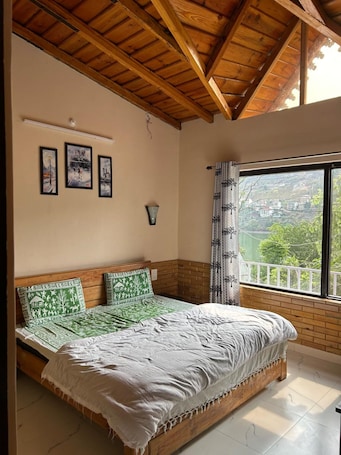 Deluxe Double Room, City View. Kiran Homestay Naukuchia Tal Rd