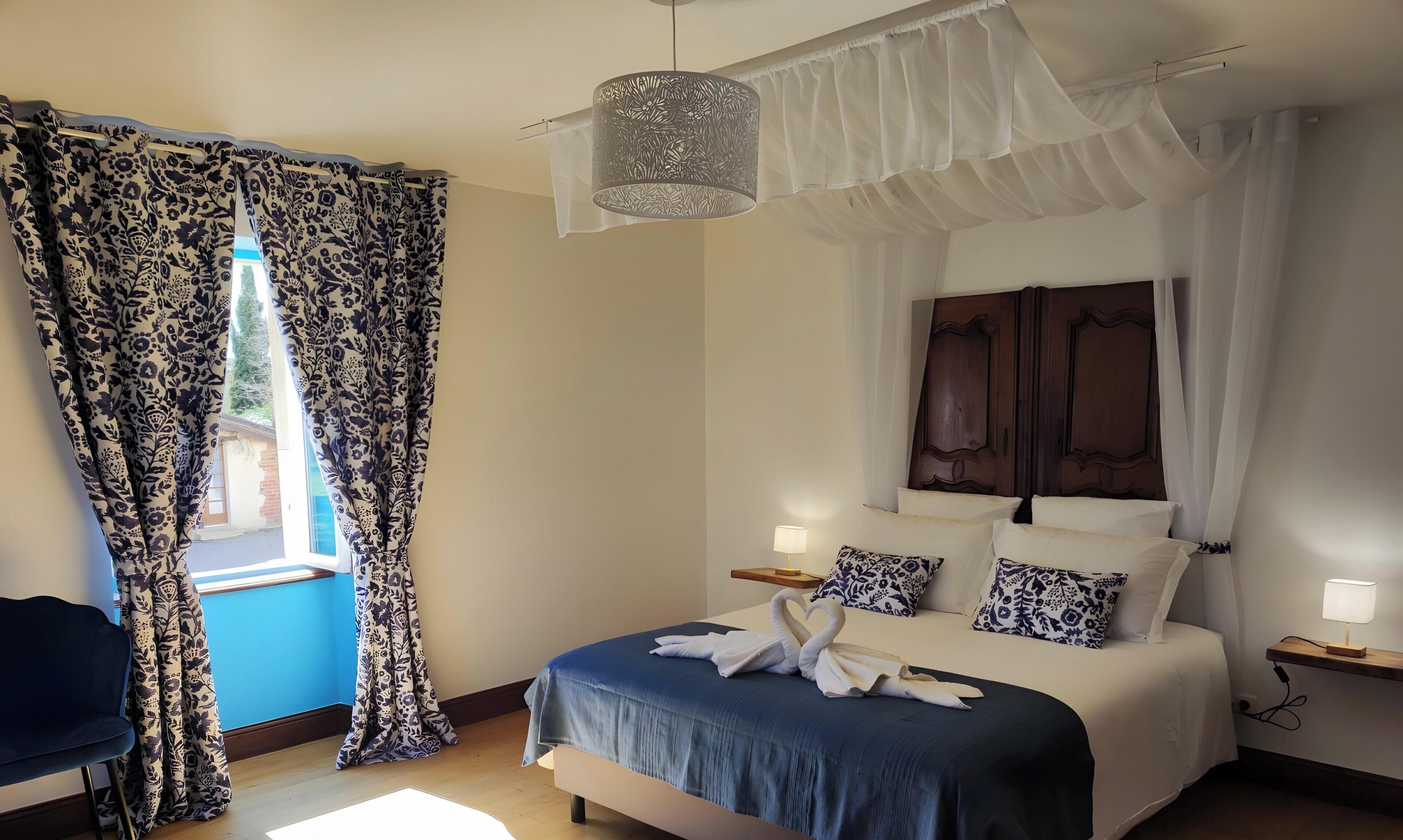 6 bedrooms, iron/ironing board, WiFi, bed sheets