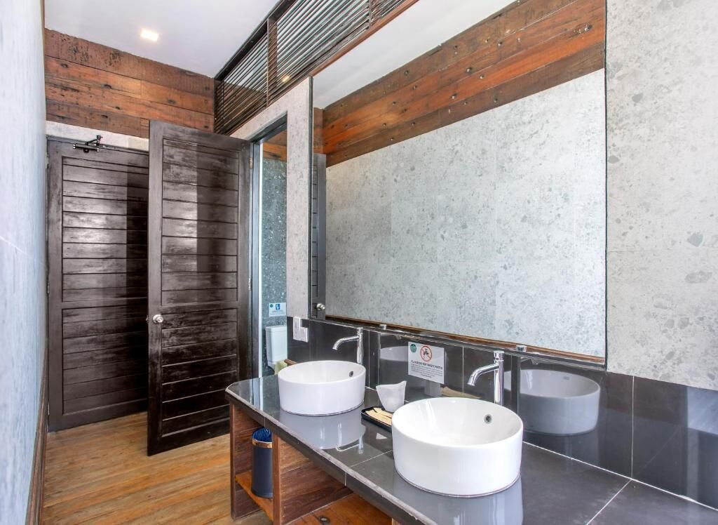 Shower, towels, soap, shampoo