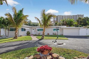 Property grounds - Coconut Oasis Near Beach (Lauderdale-by-the-Sea)