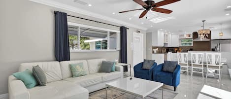 Casa, varias camas, patio, vista al jardín (Coconut Oasis) | Área de sala de estar