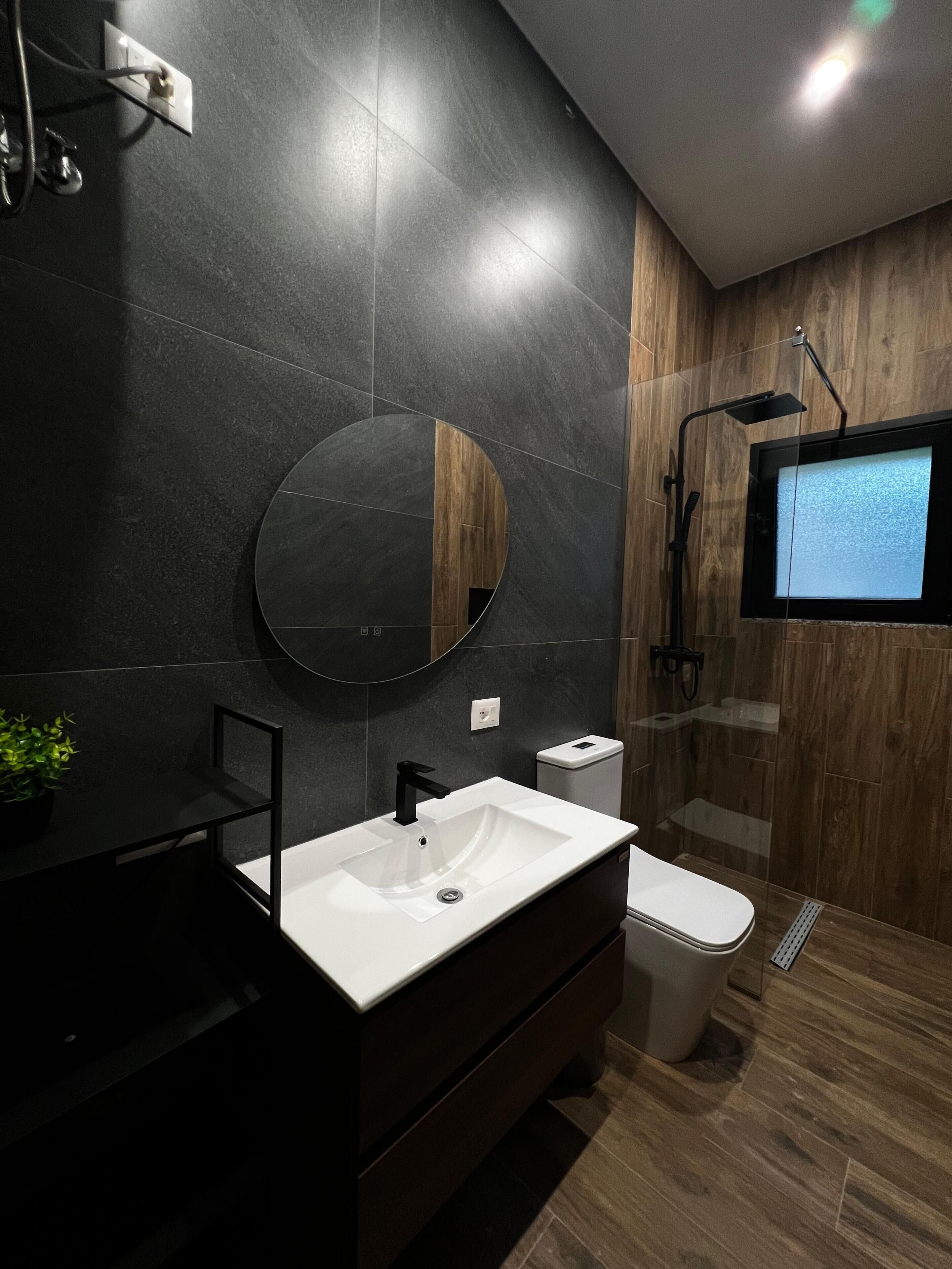 Baignoire à jets, sèche-cheveux, bidet, serviettes fournies