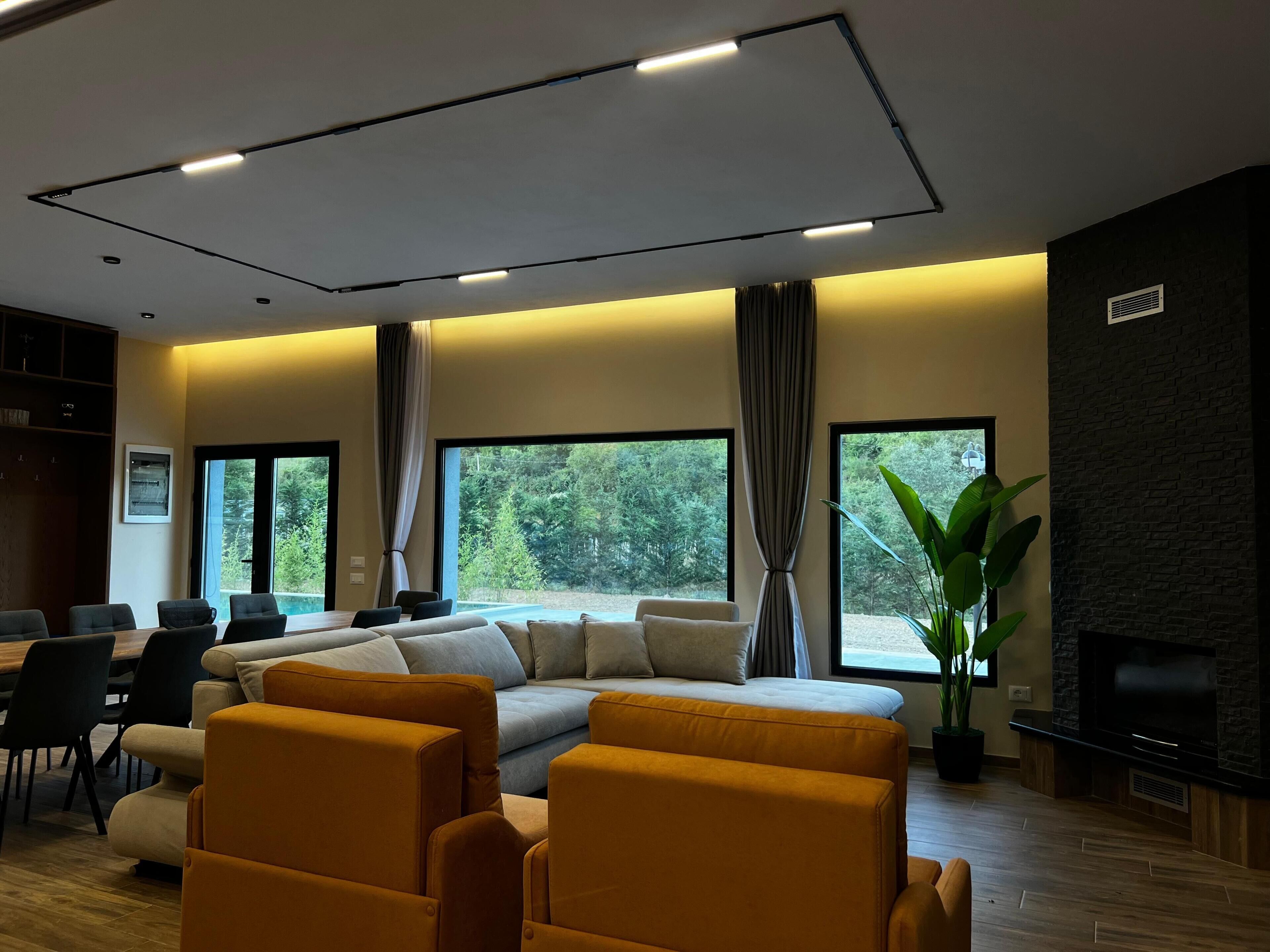 Smart TV, chimenea, mesa de ping pong, estéreo