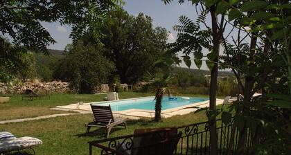 La Biscaronne, ferme rĂ©novĂ©e du 18e au cĆur de la Provence