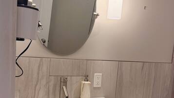 Douche, sèche-cheveux, serviettes fournies, savon