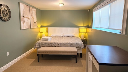 Cozy Retreat Near Everything | Clean & Comfortable