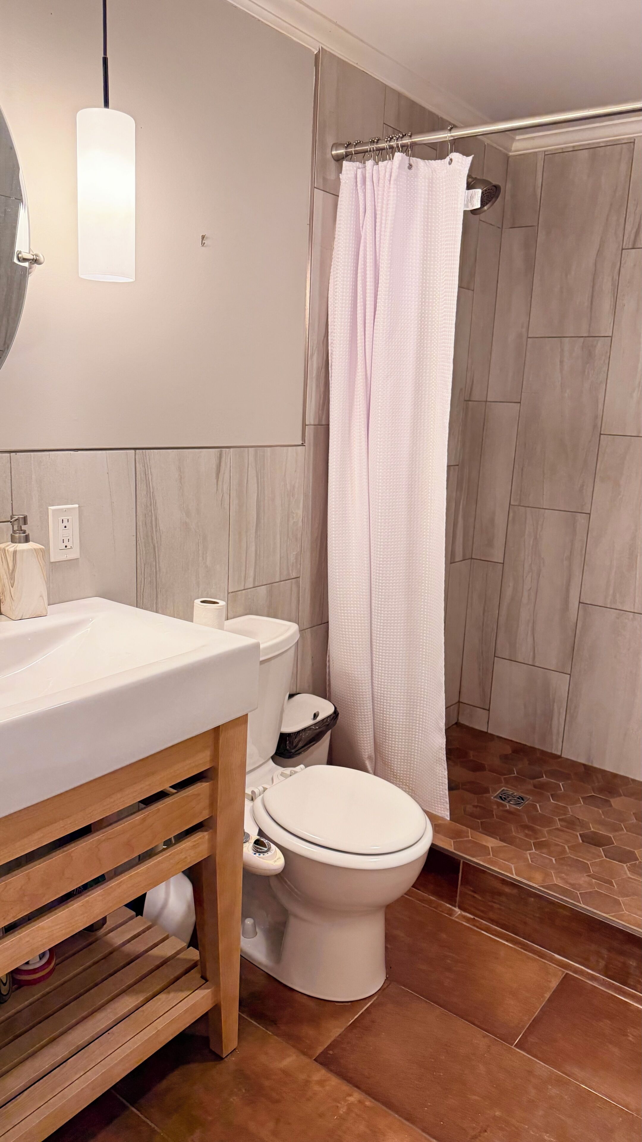 Douche, sèche-cheveux, serviettes fournies, savon
