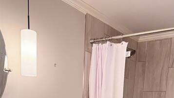 Douche, sèche-cheveux, serviettes fournies, savon