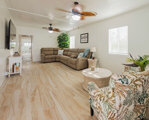 TV - Willie By The Sea/Luxury Waterfront/3 King Suites/Newly Renovated/3.5 Bath (Spanish Wells)