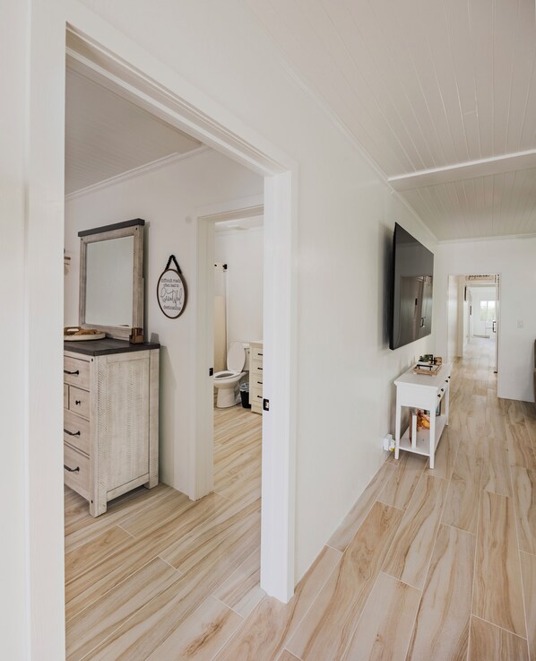Interior - Willie By The Sea/Luxury Waterfront/3 King Suites/Newly Renovated/3.5 Bath (Spanish Wells)