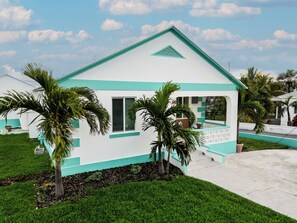 Exterior - Willie By The Sea/Luxury Waterfront/3 King Suites/Newly Renovated/3.5 Bath (Spanish Wells)