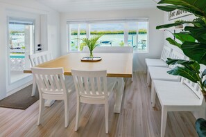 Dining - Willie By The Sea/Luxury Waterfront/3 King Suites/Newly Renovated/3.5 Bath (Spanish Wells)