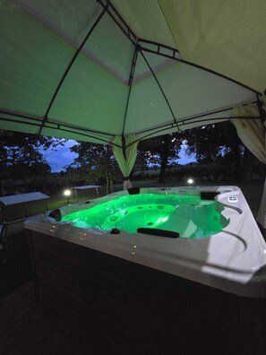 Outdoor spa tub - GUEST HOUSE SAN MAMANTE - APARTMENT "IRIS" (Emilia-Romagna)