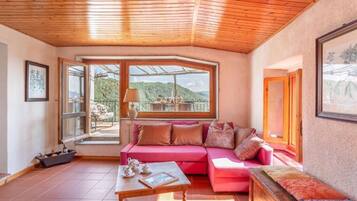 Casa, piscina privata, vista valle | Area soggiorno | TV, caminetto