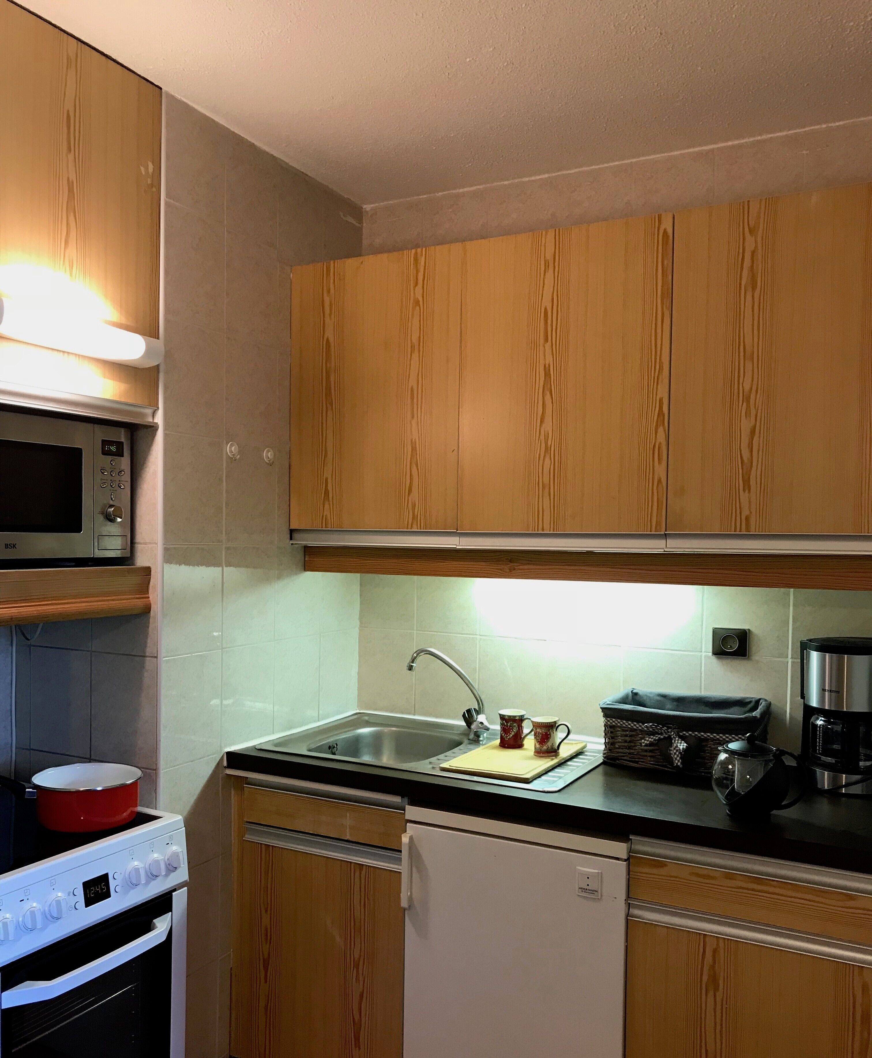 Frigorífico, microondas, placa de cocina y cafetera o tetera