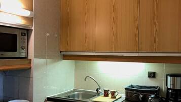 Frigorífico, microondas, placa de cocina y cafetera o tetera