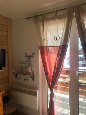Interior - Studio “For 4-5 - G3” with Mountain View and Balcony (Les Deux Alpes)