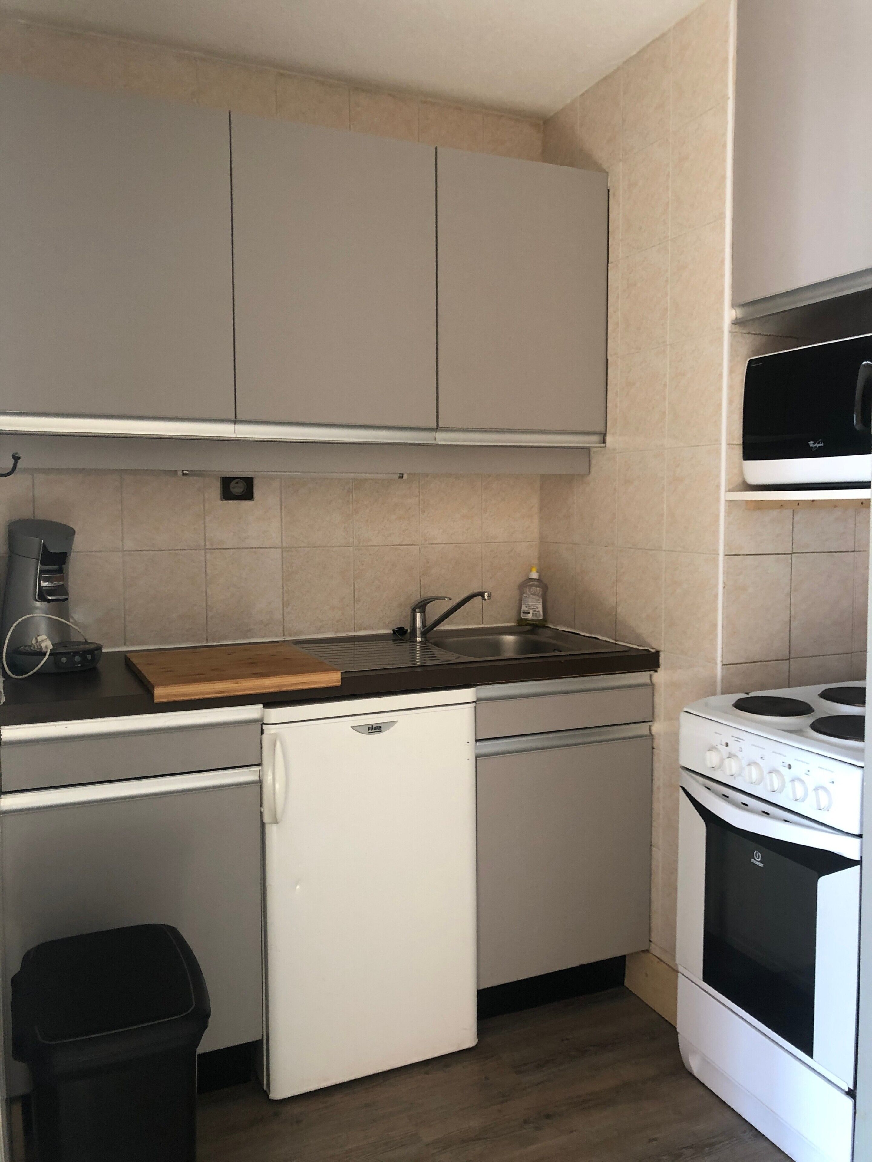 Frigorífico, microondas, placa de cocina y cafetera o tetera