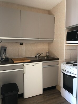Refrigerador, microondas, parrilla de estufa y cafetera y tetera 