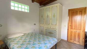 2 bedrooms, iron/ironing board, bed sheets