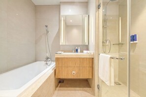 Estudio | Baño | Secadora de cabello, toallas, papel de baño 