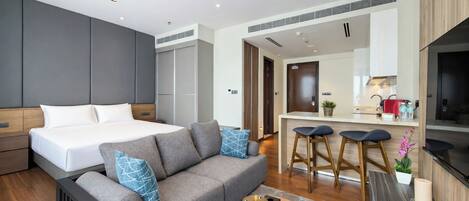 Studio | In-room safe, desk, laptop workspace, iron/ironing board
