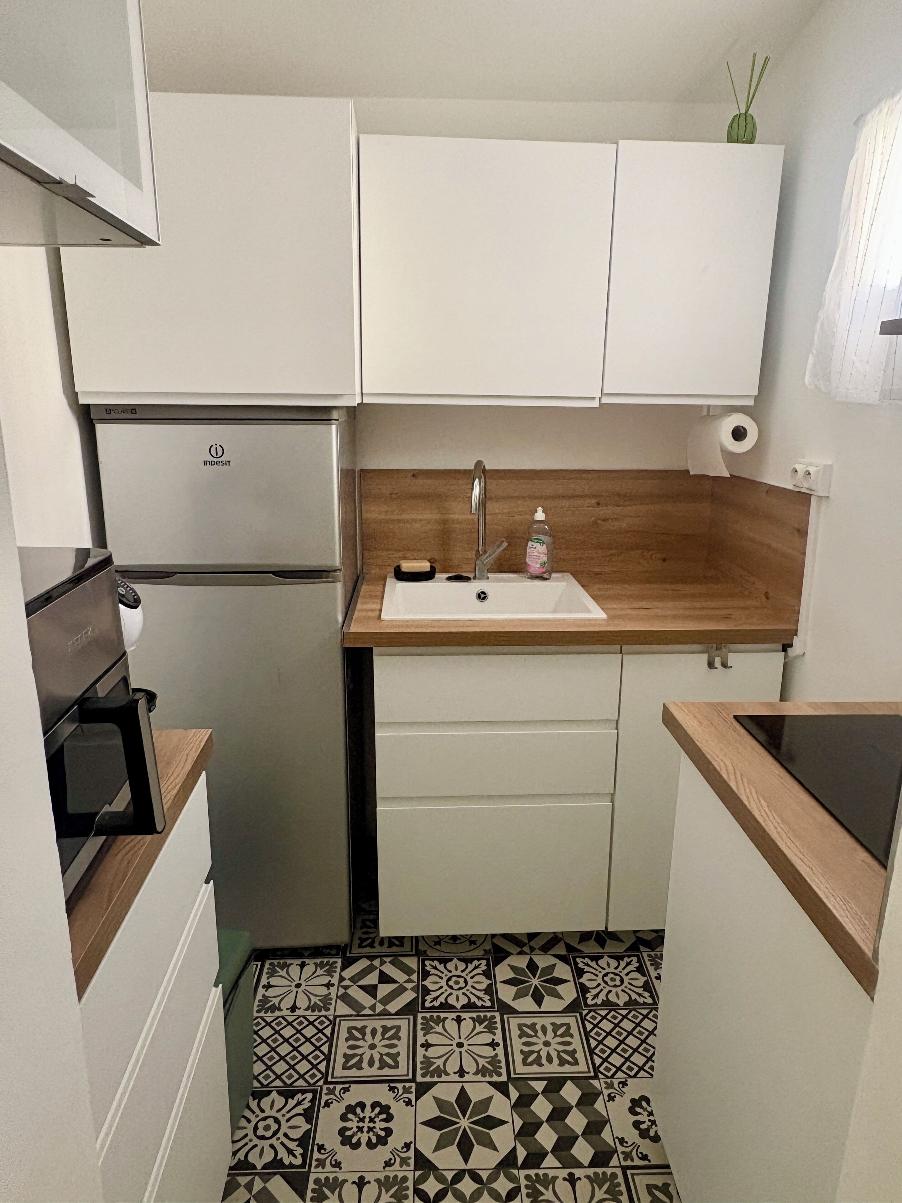 Fridge, microwave, stovetop, coffee/tea maker