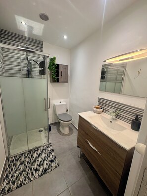 Hair dryer, towels, soap, toilet paper - A little cocoon in Nice: La Casita (Nice)