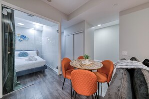 Room - Airy and Comfortable 2BR Stay with Sofa Bed. Stay close to everything! (Toronto)