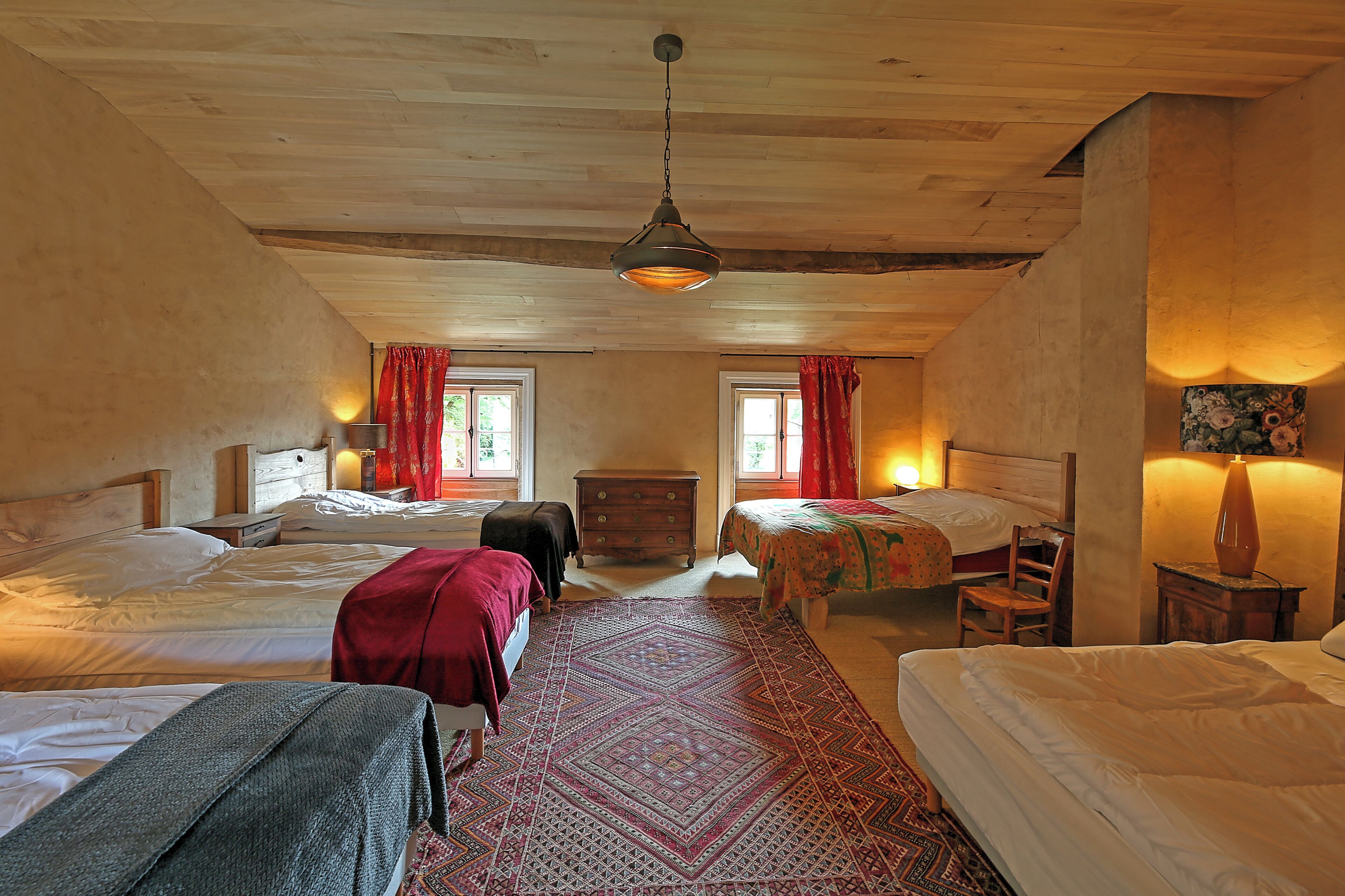 5 bedrooms, iron/ironing board, Internet, bed sheets