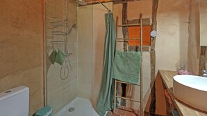 Un baño con ducha, inodoro y lavabo.