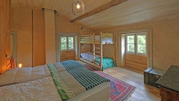5 slaapkamers, een strijkplank/strijkijzer, internet, beddengoed