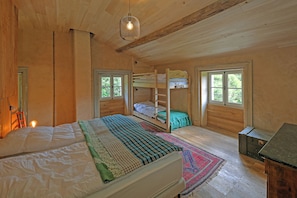 5 bedrooms, iron/ironing board, internet, bed sheets