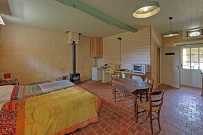 5 habitaciones, tabla de planchar con plancha, internet y ropa de cama 