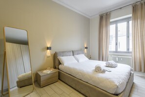 A hotel room with a bed, bedside tables, a mirror, and a window with curtains. - Tibaldi, 29 - Bright between Bocconi and Navigli (Milan)