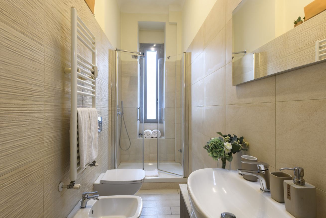 Dusche, Bidet, Handtücher, Shampoo