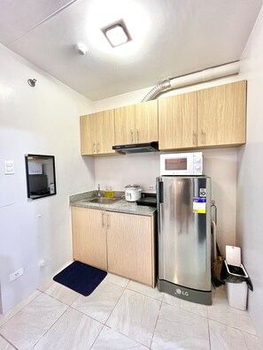Family Condo, 2 Bedrooms, Kitchen, Courtyard View | Private kitchen - 2BR Urban Deca Homes Banilad by Gerra755 (Mandaue)