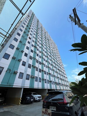 Exterior - 2BR Urban Deca Homes Banilad by Gerra755 (Mandaue)