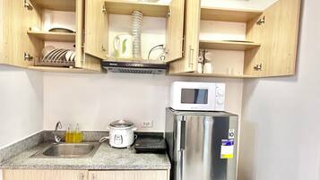 Family Condo, 2 Bedrooms, Kitchen, Courtyard View | Private kitchen