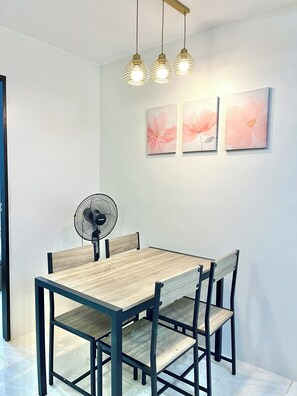 Familienapartment, 2 Schlafzimmer, Küche, Blick auf den Innenhof | Speisen