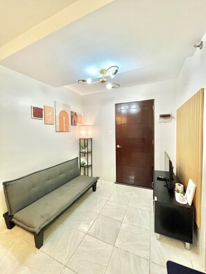 Familienapartment, 2 Schlafzimmer, Küche, Blick auf den Innenhof | Wohnbereich