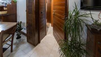 Chambre Ăconomique Double ou avec lits jumeaux, vue cour intĂ©rieure | IntĂ©rieur