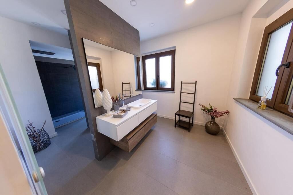 Chambre Quadruple Premium, vue cour intérieure | Salle de bain